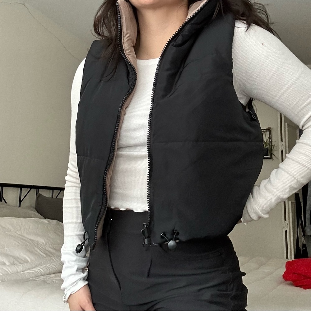 Reversible (black/tan) vest. Forever21. Size large.